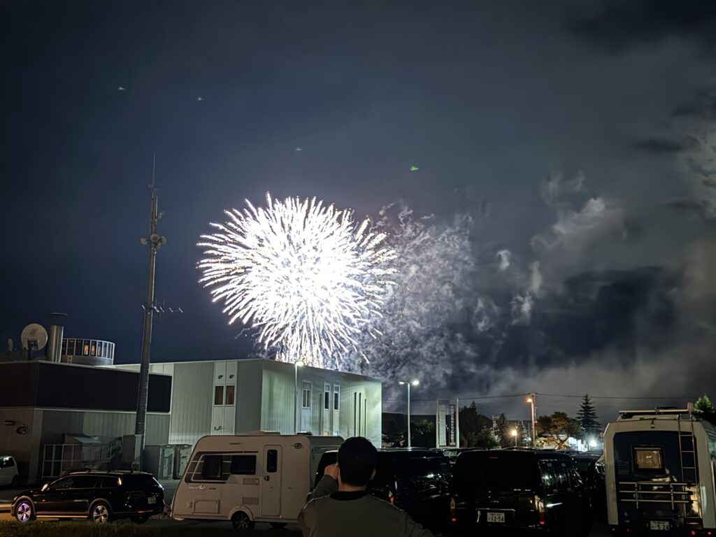 夜空に花火が打ち上げられている場面の写真