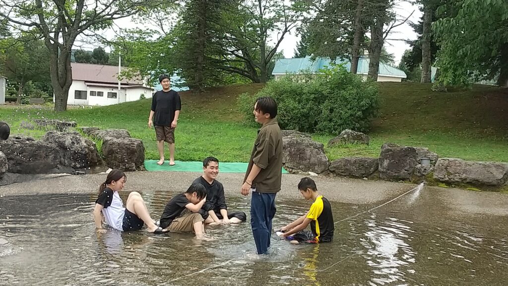 水遊びをしている人たちが写っている写真